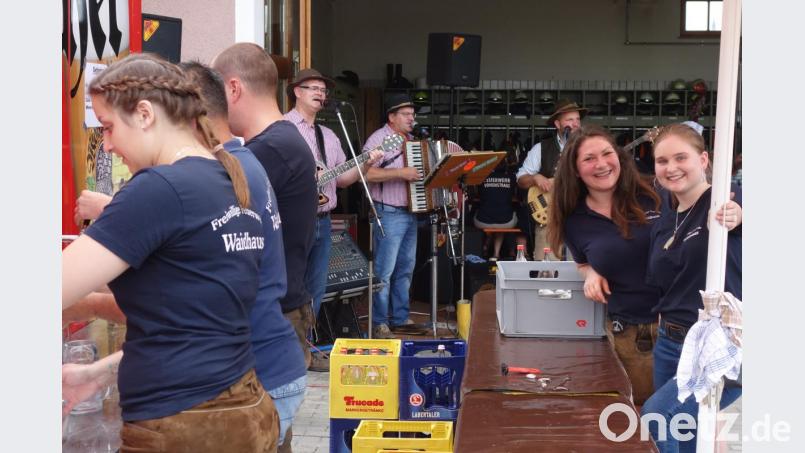 Die &quot;Musik-Boys&quot; aus der Nachbargemeinde Georgenberg (im Hintergrund) musizieren zum 26. Mal beim Feuerwehrfest. Bild: fjo