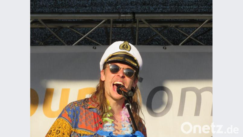 Der Musikkabarettist Matze Wolf unterhielt am Mittwochabend auf der Seebühne mit feinsinnigem Sarkasmus Bild: ubb