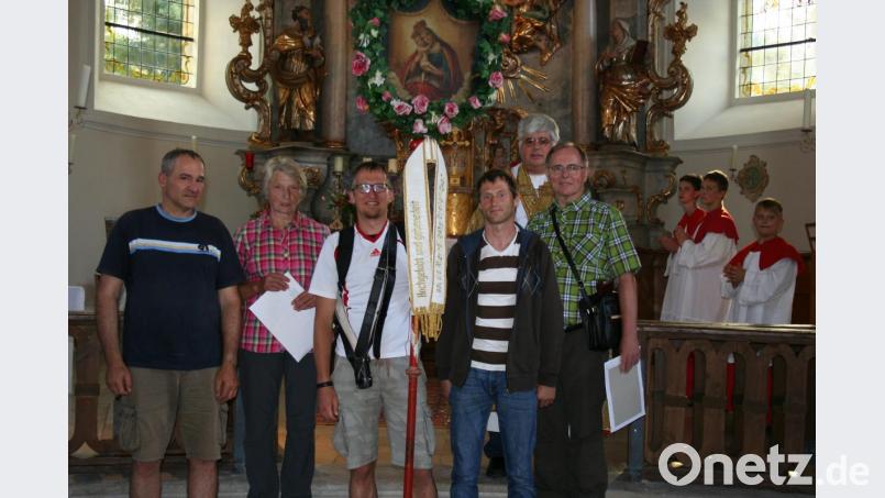 Mit Urkunden würdigt das Pfarramt Heiligste Dreifaltigkeit Gößweinstein Irmgard Götz (Zweite von links) für ihre 50. Teilnahme an der Wallfahrt. Für seine 45. Pilgerschaft und die 20. als Wallfahrtsleiter erhält Herbert Körper (rechts) ebenfalls eine Gößweinsteiner Dankurkunde. Stadtpfarrer Jeschner (rechts, hinten) dankt den beiden treuen Pilgern, ebenso Wolfgang Denk (links), Reinhard Schmidt und Wolfgang Seemann (Dritter und Vierter von links), die sich als "Bildträger" auf dem Weg immer wieder abgelöst haben. Bild: gpa