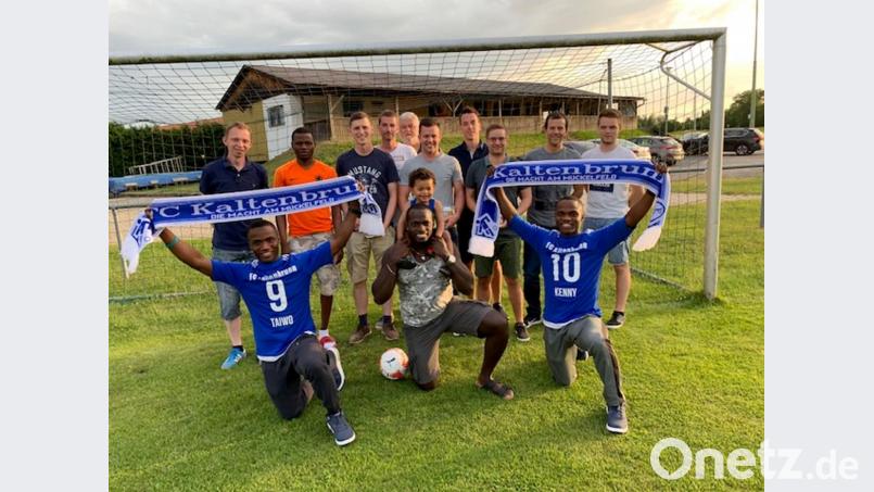 Abschied mit Wehmut von wichtigen Torjägern wie von (vorne, mit Schal) den Zwillingen Taiwo und Kehinde (&quot;Kenny&quot;) Adelusi. Dem FC erhalten bleiben vorerst Daniel Nyachnaya (vorne, Mitte) und Patrice Mbang`on (oranges T-Shirt). Hinten, von links Thomas Malzer, Thomas Pritzl, Ehrenvorsitzender Sepp Pritzl, Stefan Bauer, Dominik Pritzl, Markus Tafelmeyer, Christian Bauer und Jonas Trisl. Bild: bk
