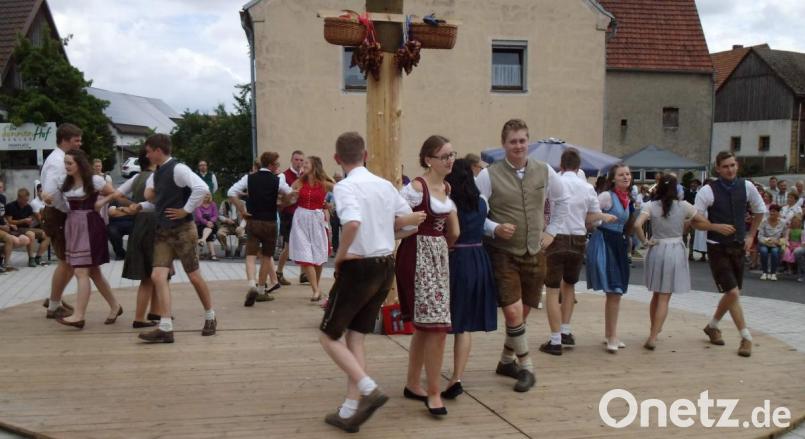 Traditioneller Höhepunkt der Kirwa ist das Baumaustanzen. Sonja Ringer hat die Tänze mit den zehn Kirwapaare perfekt einstudiert, so auch die Topporzer Kreuzpolka. Dafür spenden die rund 100 Zuschauer, die den Dorfplatz säumen, viel Beifall. Bild: u