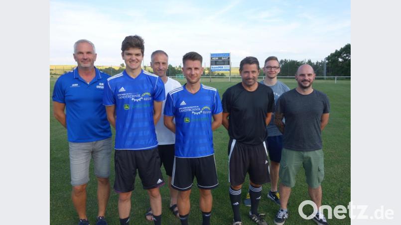 Die Neuen und Verantwortlichen der DJK von links: Vorsitzender Markus Bauer, Lukas Schwendner, Co-Trainer Gerd Grabinger, Fabian Vitzhum, Coach Christof Schwendner, Physio Sebastian Siebert, Betreuer Andreas Seitz. Nicht auf dem Foto Jonas Kotzbauer. Bild: tra