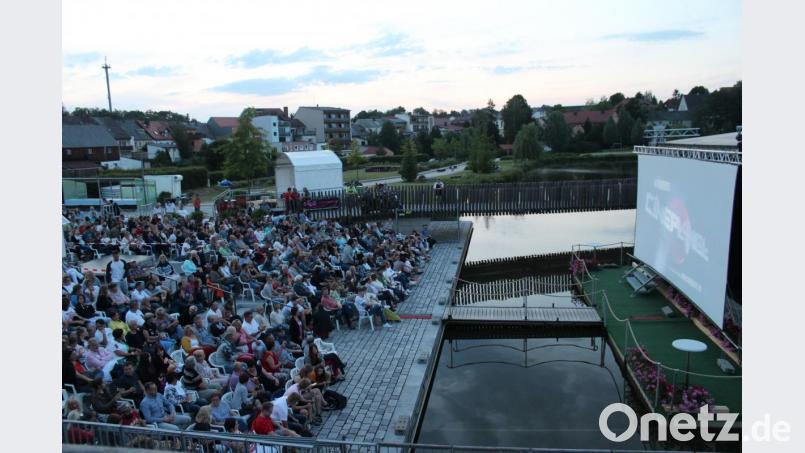 Ein voll besetzter Zuschauerraum beim Freiluftkino. Bild: Susanne Forster