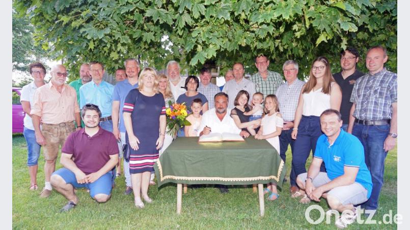 Der Eintrag ins Goldene Buch der Gemeinde Waldthurn ist eine Überraschung für Bürgermeister Josef Beimler. Bild: fvo