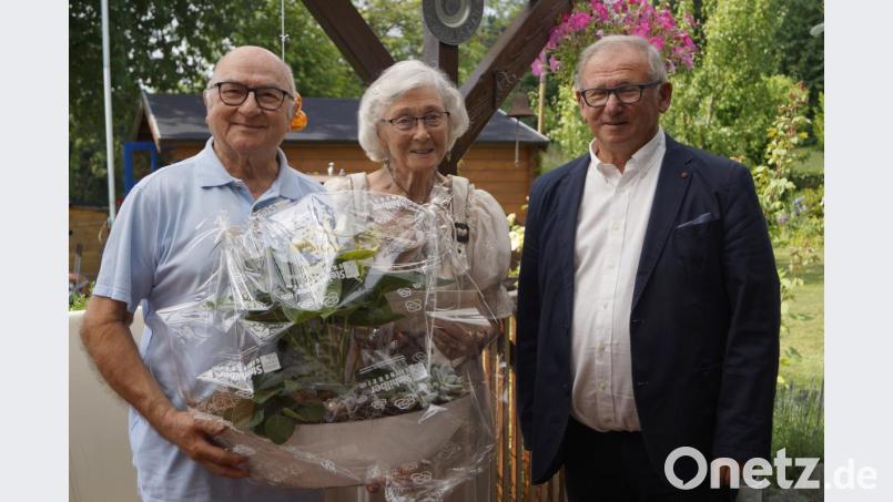 Zweiter Bürgermeister Heinrich Maier gratuliert Gertraud und Hans Eismann zur diamantenen Hochzeit. Bild: arw