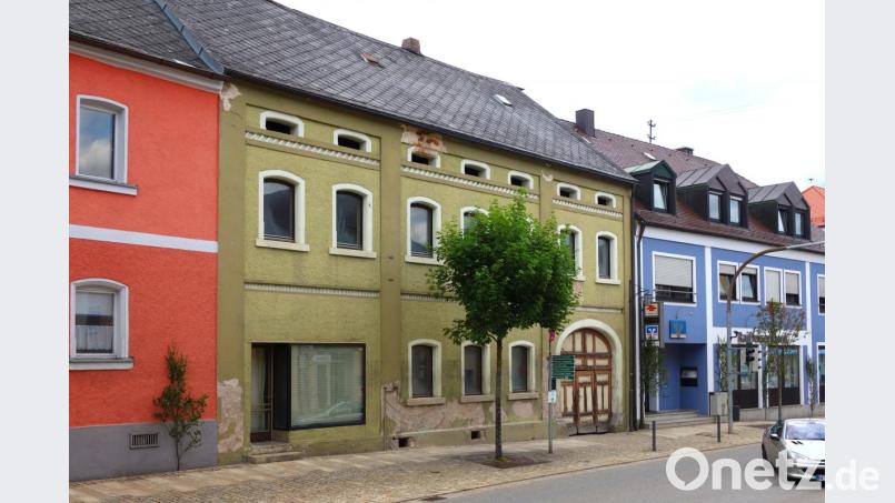 Mit dem Umzug der Bücherei bringt Bürgermeisterin Margit Kirzinger für das von der Marktgemeinde erworbene Haus in der Waidhauser Hauptstraße erstmals eine öffentlich zugängliche Nutzung ins Gespräch. Bild: fjo