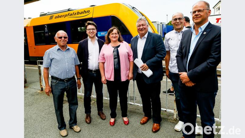 Behinderten-Beauftragter Reinhard Rädel (von links), SPD-Kreisvorsitzender Peter Wein, Bundestagsabgeordnete Marianne Schieder und ihr Parlaments-Kollege Martin Burkert, Geschäftsstellenleiter Stefan Falter und zweiter Bürgermeister Alexander Werner besprechen am Bahnhof Wernberg die Pläne der Deutschen Bahn. Bild: Hösamer
