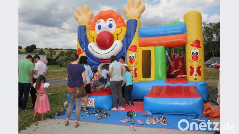 In der Hüpfburg konnten sich die Kinder austoben. Bild: frd