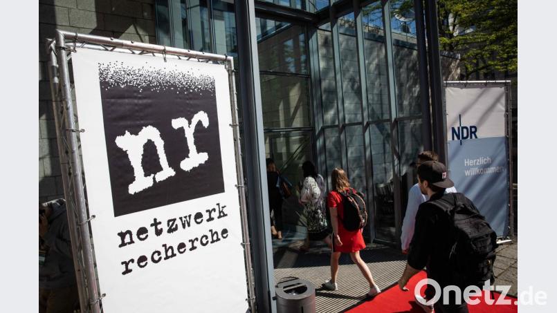 Teilnehmer der Jahreskonferenz des Vereins Netzwerk Recherche auf dem Weg zur Eröffnungsveranstaltung. Netzwerk Recherche e.V. wurde 2001 gegründet, um die journalistische Recherche und den Qualitätsjournalismus in Deutschland zu stärken. Bild: Christian Charisius/dpa