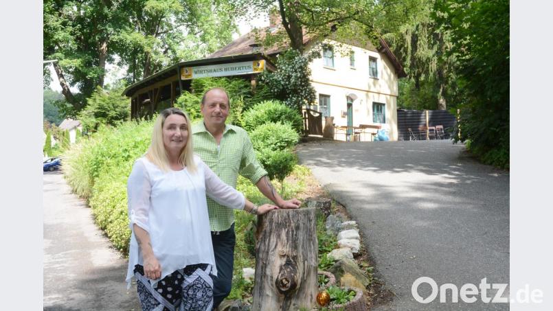 Bianca Albrecht und Werner Wenzel sind die neuen Pächter der Traditionsgaststätte &quot;Hubertus&quot; am &quot;Burgstall&quot; in Weiden. Bild: Gabi Schönberger