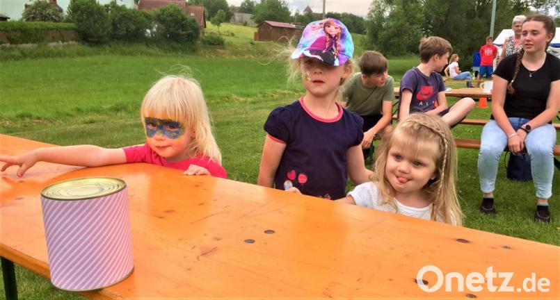 Spannung beim Dosenwerfen! Bleibt sie auf dem Tisch oder purzelt sie runter? Bild: jml