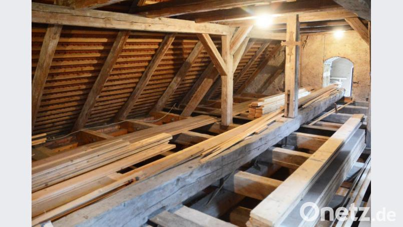 Auf den ersten Blick scheint im Dachstuhl alles in Ordnung. Das statische Gutachten soll Klarheit bringen. Bild: Gabi Schönberger