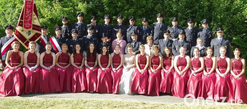 Die komplette Feuerwehr Wildenau und die Festdamen danken allen Helfern, Sponsoren, Gönnern, Besuchern und den Einwohnern für die Unterstützung zum durchwegs gelungenen 150-jährigen Jubiläum. Bild: lst