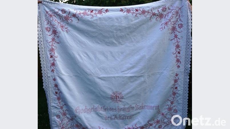 Ein wahres Schmuckstück ist die 85 Jahre alte Altardecke, die die Schwiegermutter von Martha Kraus in Handarbeit gefertigt hatte. Bild: weu