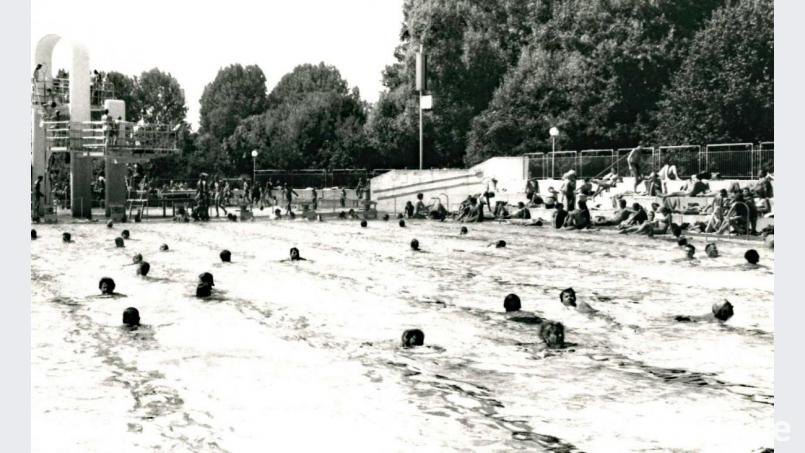 Blick zurück: Auch im Juli 1991 lieben es die Amberger, sich in ihrem Hocko im Sommer abzufrischen. Bild: gf