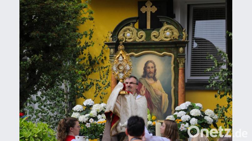 Pfarrer Martin Besold mit dem Allerheiligsten am Altar vor dem Kaufhaus Baier am Marktplatz. Bild: JOCHEN NEUMANN 
ERBENDORF