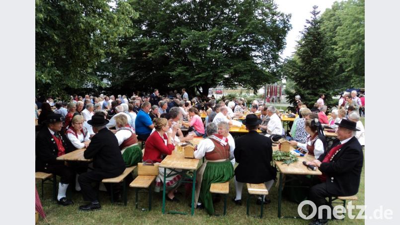 Nach der Prozession feierten die Gäste gemeinsam am Platz vor der Marienkirche. Bild: ksi