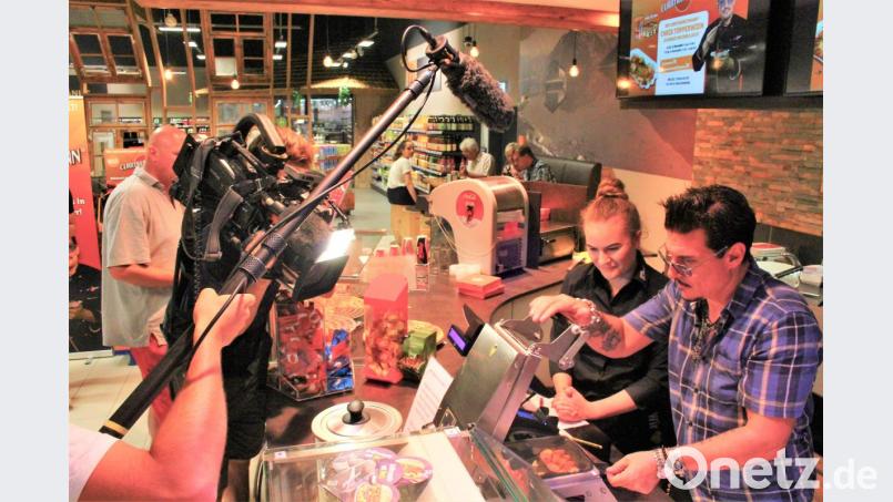 Egal, ob beim Currywurst-Einschweißen oder beim Soße-Testen: Das Kamerateam war Chris Töpperwien immer auf den Fersen. Bild: stg