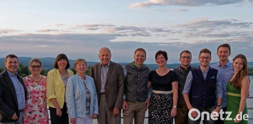 Drei Generationen der Tuchfabrik Mehler (von links) auf dem Sonnendeck der &quot;Kristallkönigin&quot;: Paulus und Doris Mehler, Edith Mehler, Marianne und Alfred Mehler, Ludwig und Sybille Mehler, Felix Mehler, Maximilian Mehler sowie Elias Bader mit Freundin Judith Mehler. Bild: tr