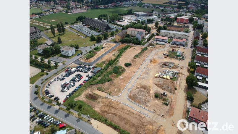Dieses Drohnen-Bild verdeutlicht die Dimension, um die es am Bergsteig geht. Im Vergleich zu den unübersehbaren Brachflächen, die laut Stadtbau-Geschäftsführer Maximilian Hahn ab nächsten Jahr bebaut werden sollen, wirkt die Glasfabrik (links oben) fast schon winzig. Bild: Michael Kapitza