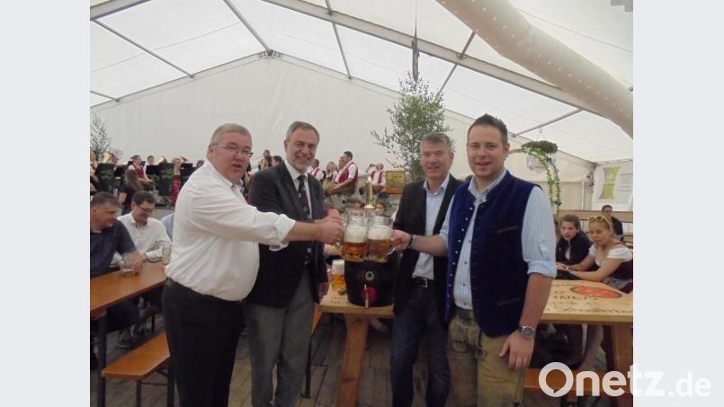 Nach dem Bieranstich durch Bürgermeister Sepp Reindl (l.) stießen dieser, Pfarrer Josef Irlbacher, Bräu Anton Bruckmüller und Kirwachef Daniel Hutzler (v.l.) auf das Gelingen der diesjährigen Vitus-Kirwa an. Bild: ads