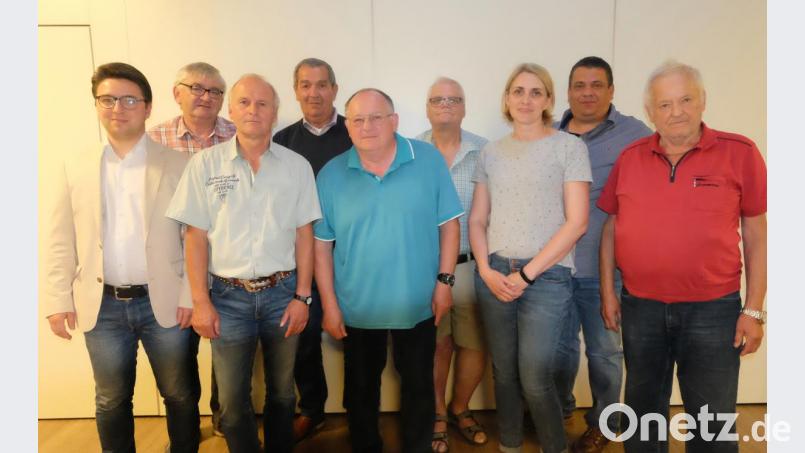 Kreisvorsitzender Peter Wein (links), leitete die Neuwahl beim SPD-Ortsverein Stulln. Folgende Mitglieder bilden die Vorstandschaft (von links): Robert Sölch (Kassenprüfer), Josef Nachtmann (Beisitzer/Ansprechpartner), Josef Schießl (Schriftführer), Manfred Kunz (Kassier), Peter Schottenheim, Andrea Lula, Alexander Schießl (alle drei Beisitzer) und Ludwig Gerl (rechts/Organisationsleiter). Das Amt des Vorsitzenden bleibt vakant. Bild: ohr