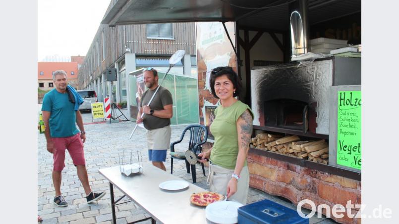 Die Holzofenpizza wird frisch zubereitet. Auch eine vegetarische und eine vegane Alternative gibt es. Bild: Susanne Forster