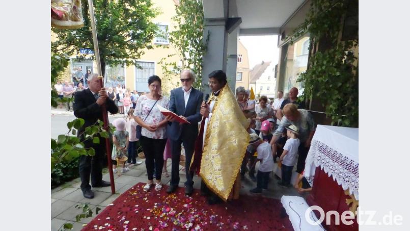 Die Pfarrei Sankt Georg in Pressath feierte am Donnerstag das Fronleichnamsfest mit der traditionellen Prozession, die gelebtes Christentum versinnbildlicht: Zum Ende des Osterfestkreises symbolisiert sie den christlichen Lebensvollzug, das gläubige "Wallen", das Ziehen durch die Zeit, dem ewigen Vater entgegen. Bild: mng