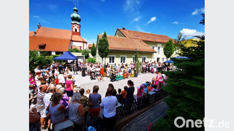Zahlreiche Besucher verfolgen das Kindergartenspiel mit der Zugfahrt. Bild: gz