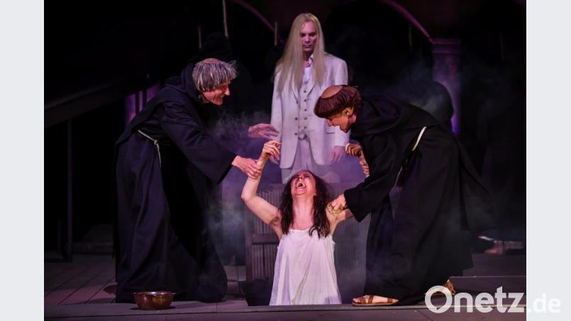 Im aktuellen Stück "Die Päpstin" haben Paul Kaiser (l.) und Nikola Norgauer (Mitte) sogar gemeinsame Szenen. Bild: Luisenburg-Festspiele/Miedl