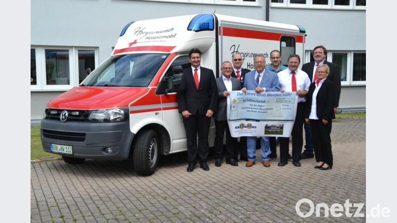 Mit einem voll ausgestatteten Rettungswagen erfüllt das BRK letzte &quot;Herzenswünsche&quot;. Lions-Präsident Frank Wohl, Elmar Baumer und German Schieder (Zweiter, Vierter und Fünfter von links) unterstützen dies mit einer Zuwendung der Lions-Mitglieder von 8000 Euro. Bild: hcz