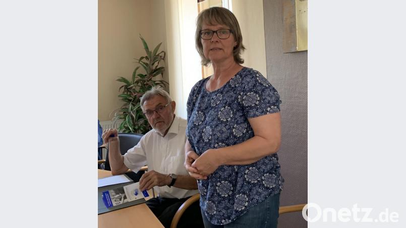 Elisabeth Gottsche vom Verein „Generation Hand in Hand e.V.“ stellt das Konzept und die Idee des Vereins den Gemeinderäten von Kastl vor. Bild: rpp