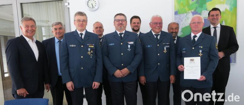Langjährige THW-Helfer erhielten das staatliche Ehrenzeichen. Das Bild zeigt von links: Joachim Hanisch, Karl Holmeier, Stefan Sattler, Dietmar Bleistein, Helmut Ackermann, Matthias Karl, Siegfried Schmid, Hans Deyerl, Karl-Heinz Welnhofer und Thomas Ebeling. Bild: Hirsch