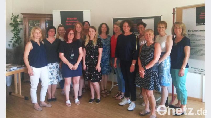 Referentin Rita Steffes-enn (Fünfte von rechts) referierte zum Thema „Täterstrategien und Täterdenken bei sexuellem Missbrauch – Nutzen für die Präventionsarbeit!“ Bild: Alexandra Albang