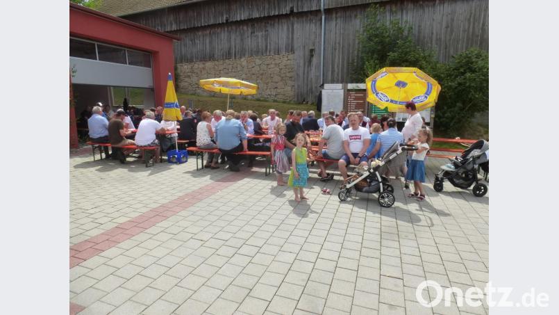 Mit „Kind und Kegel“ fanden sich die Gäste zum Birkerlfest ein. Bild: mad