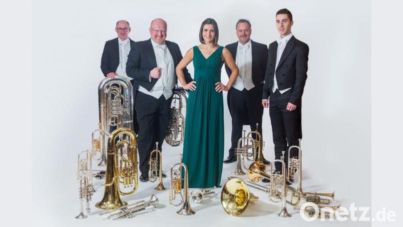 Harmonic Brass: Eine Dame und vier Herren aus München, die auf dem Wolfringer Dorfplatz ihr Programm "Playlist" präsentieren werden. Bild: exb