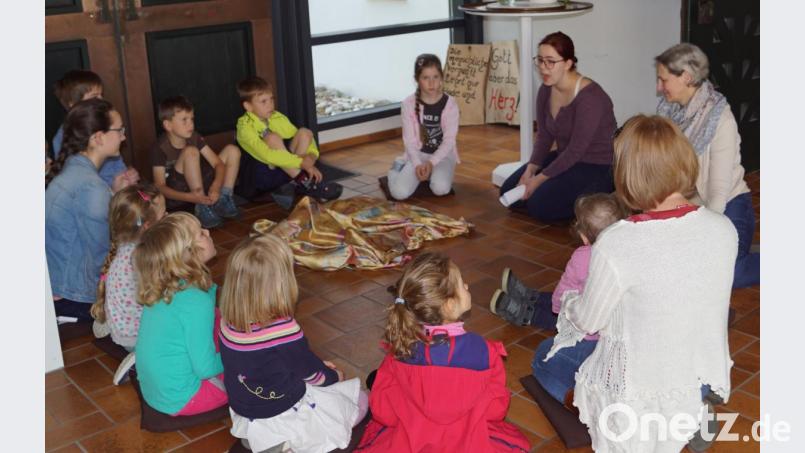 An sieben Stationen erlebten die Kinder unter Anleitung von Pfarrerin Ruth Schlinke (rechts), Kirchenvorsteherin Paula Klepser (zweite von rechts) und dem Team die Lebensgeschichte von „Josef und seinen Brüdern“. Bild: weu