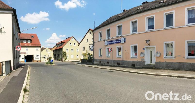 Der Kummerthof (rechts) und der Gasthof Forster (links im Hintergrund mit Blick in die Durchfahrt) prägen seit jeher die Ortsmitte Neunkirchens. Beide Gasthäuser, die bereits im Jahr 2016 schlossen, sind nun verkauft. Bild: Gabi Schönberger