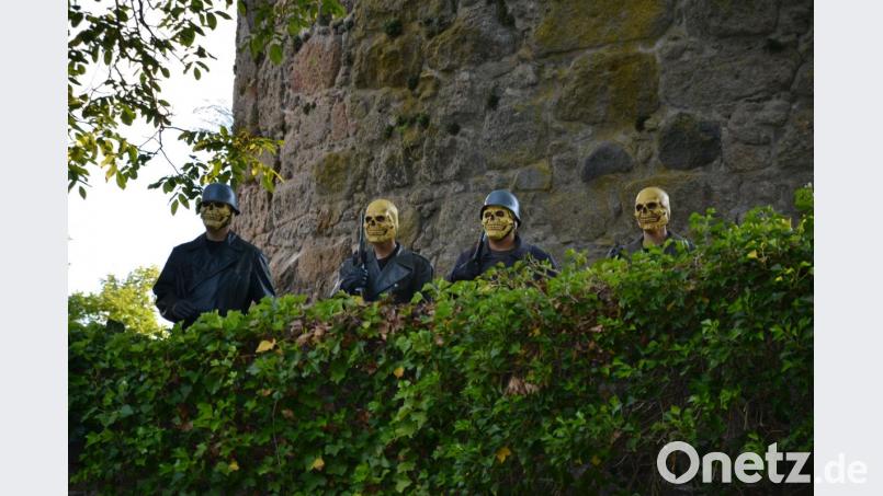 Immer wieder wird der Schexbräu von schrecklichen Kriegsversionen geplagt. Die tauchen auf der Bühne in Form von vier Soldaten mit Totenkopfmasken auf. Bild: Lowak