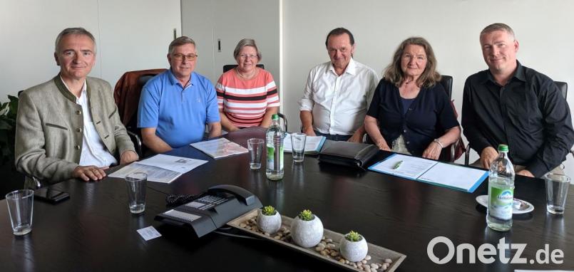 Von links: Landtagsabgeordneter Harald Schwartz, Vorsitzender der CSU-Stadtratsfraktion Dieter Mußemann, Birgit Wittmann als Vertreterin des CSU-Kreisverbandes, Leiter des Werkhofs Amberg-Sulzbach und Stadtrat Stefan Ott diskutieren über das Projekt „Essbare Stadt“. Bild: Büro MdL Harald Schwartz/Pia Regnet