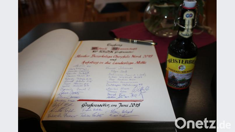 Die Unterschriften der SV-Spieler mit dem extra von Bürgermeister Edgar Knobloch mitgebrachten Meister-Bier. Bild: sne