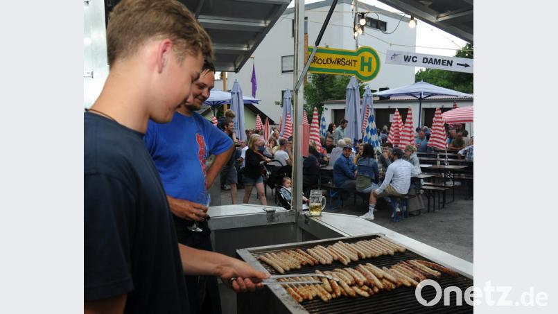 Broudwirscht an der Haltestelle: Das Grill-Team hatte wenig Pausen. Bild: gf