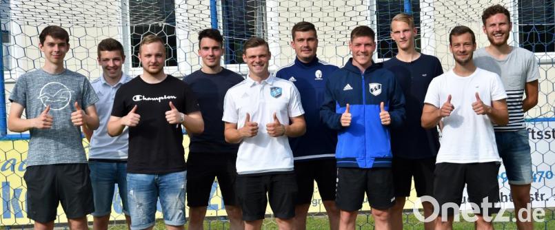 Zumindest in Sachen guter Laune sind die Neuzugänge des SV Etzenricht nicht zu schlagen: (von rechts) Florian Veigl (SSV Kirchenpingarten), Samuel Stauber, Noah Scheler (beide SpVgg SV Weiden), Oliver Danzer (SC Eschenbach), Co-Trainer Daniel Rohr, Nikolas Achtert (eigene Jugend), Markus Meserth (SVSW Kemnath), Dieter Fischer (SpVgg Pirk), Max Herrmann, Yannic Schimmer (beide eigene Jugend). Auf dem Bild fehlen Bastian Strehl (SpVgg SV Weiden), Leonard Friedl und Lukas Riebl (alle eigene Junioren). Bild: Alfred Schwarzmeier