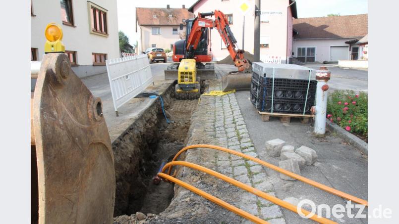 Im Zuge der Kanalisation in Fuchsberg, zu der in dieser Sitzung nichtöffentliche Beschlüsse bekanntgegeben worden sind, werden auch Leerrohre für den Breitbandausbau in die Straße eingebaut. Bild: frd