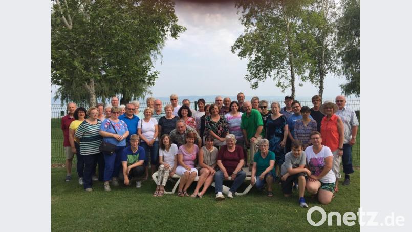 Die Urlauber der Wanderfreunde vor dem Balaton, der sich jeden Tag von seiner schönsten Seite zeigte. Bild: sip