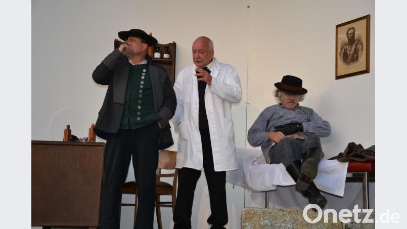 Dr. Isidor Bitterauf (Gerald Wildgans, Mitte) rät Martl dringend zur Operation in einem Krankenhaus in Altötting. Bild: Lowak