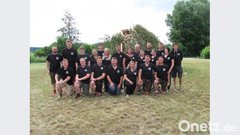 Jede Menge Vorarbeit leisteten die Mitglieder des Manteler Stammtisches beim Aufbau für das Johannisfeuer und beim Aufschlichten des Feuerstoßes. Nach getaner Arbeit stellten sie sich zum Gruppenfoto. Bild: sei