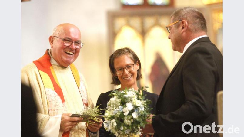 Pfarrer Hans Amann (links) freute sich über die Glückwünsche und Geschenke zum Priesterjubiläum von Kirchenpflegerin Evelyn Betzlbacher (Mitte) und Pfarrgemeinderatssprecher Peter Gürtler (rechts). Bild: Hirsch