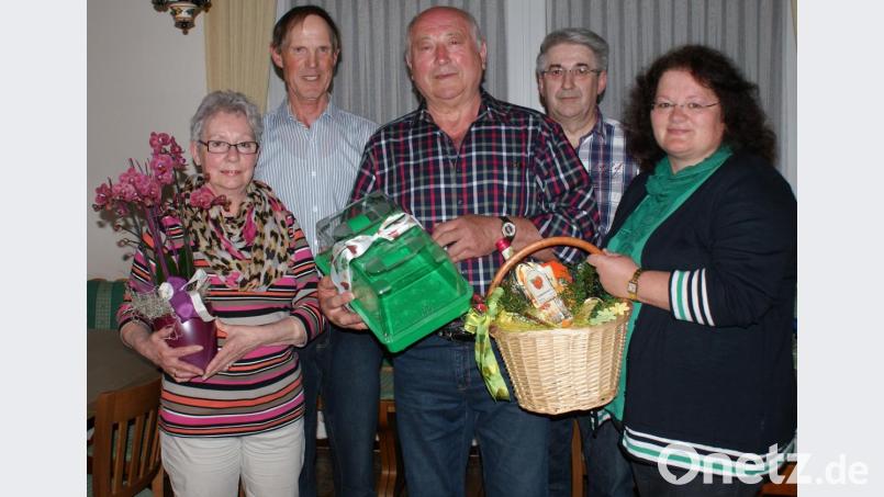 Benno Lehners (Mitte) große Liebe galt der Natur und dem Gartenbauverein, den er mit vielen Aktionen maßgeblich aufgebaut hat. 2014 wurde er zum Ehrenvorsitzenden ernannt. Bild: weu