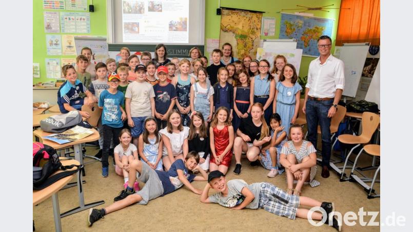Die Schülerinnen und Schüler waren mit Begeisterung beim Planspiel dabei. Re. Bürgermeister Hermann Falk, hintere Reihe 2.. von re. die Klassenlehrerin der 4. Klasse Susanne Kasberger, 3. v. re. die Klassenlehrerin der Ehenfelder Kombi-Klasse Andrea Schmid und 3. v. re. Anita Kinscher vom Landratsamt Amberg-Sulzbach. Bild: fdl